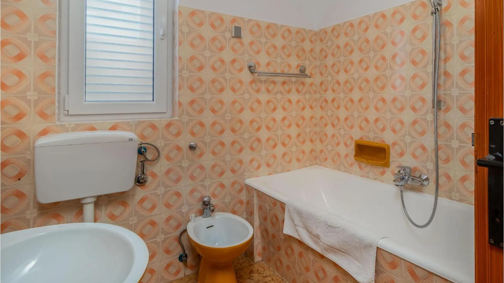 Nyaraló 5 Bedroom Awesome Home In Povile